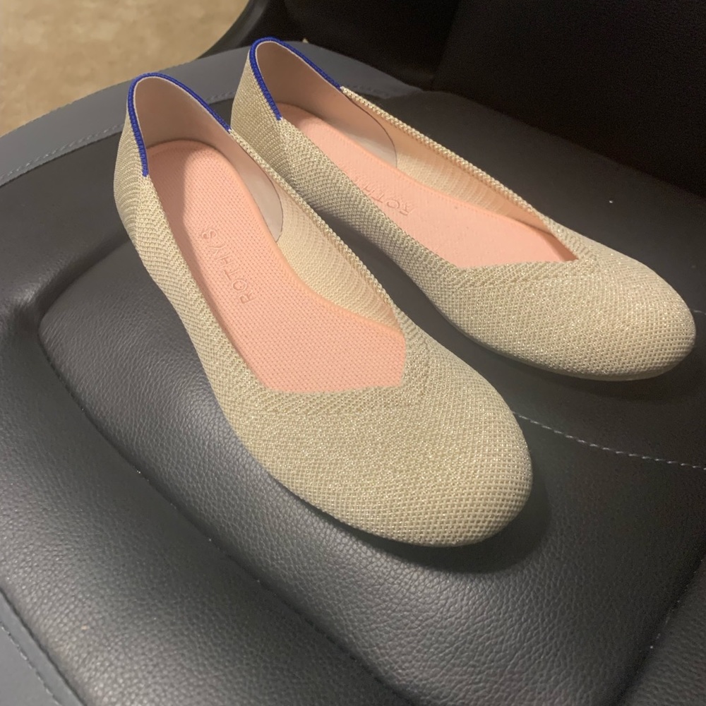 Platinum metallic gold shimmer Rothy’s size 7